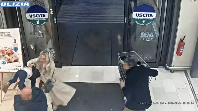 un-roman-vrea-sa-ia-un-copil-din-bratele-mamei