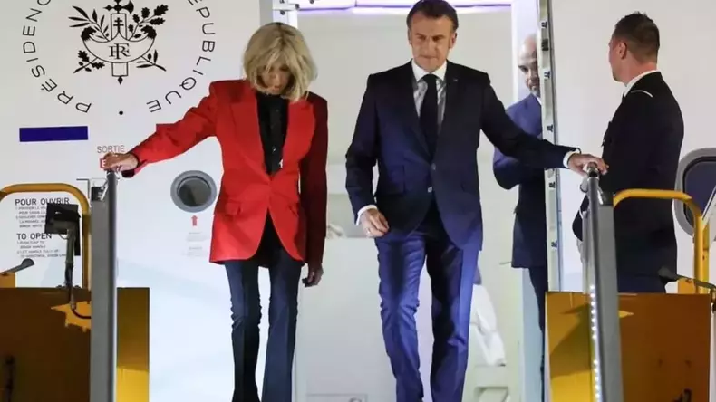emmanuel-si-brigitte-macron-coboara-din-avion-vietnam-foto-press-tv-francais-x-e1748250141772