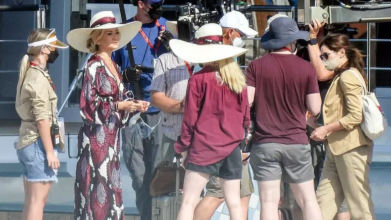 Au început filmările la Knives Out 2, în Grecia. Primele fotografii cu Kate Hudson și Daniel Craig (1)