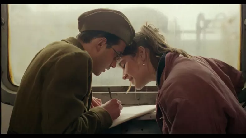 e-pericoloso-sporgersi-still-3