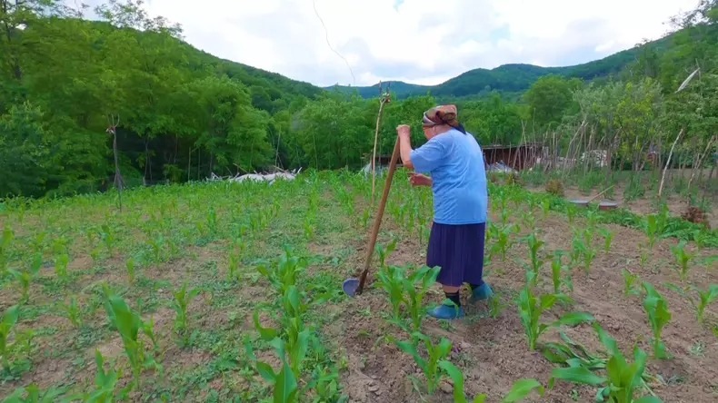 duminica-la-asta-i-romania-un-vis-indepartat-pentru-un-catun-izolat-din-romania-3