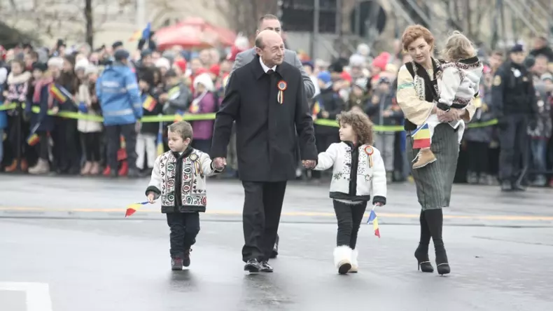 traian basescu si nepotii