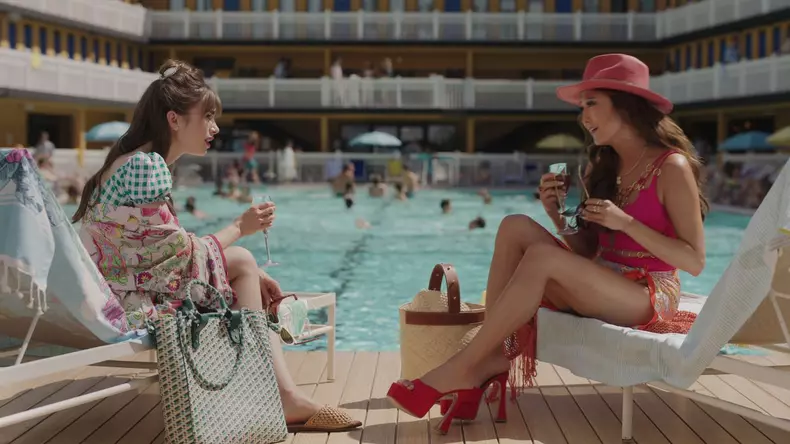 Lily Collins și Ashley Park