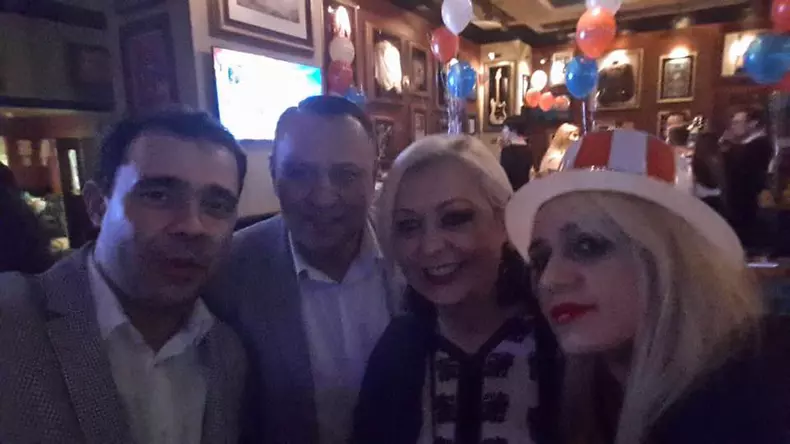 Monica Anghel alături de soţul ei, Marian Caraivan, şi prietenii lor