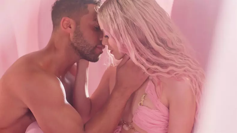 Lucien Laviscount şi Shakira