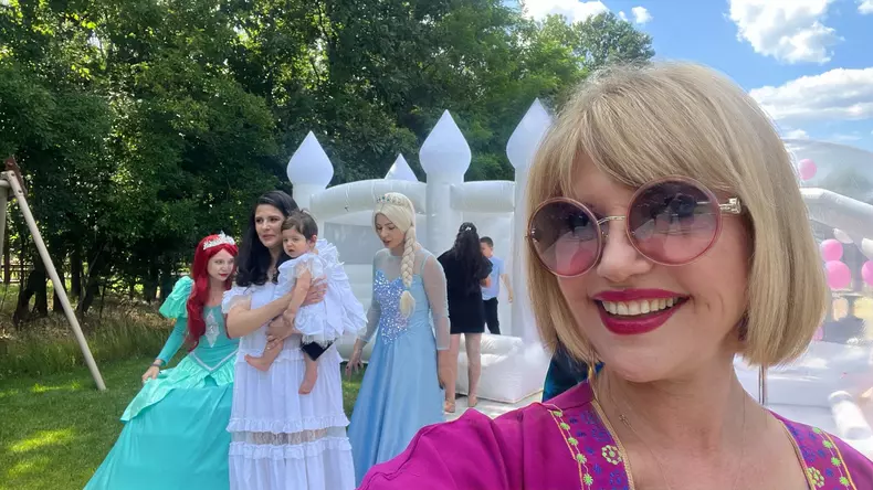 Marina Almășan la botezul fetiței mici a cuplului format din Ramona Păuleanu și Adrian Cuculis