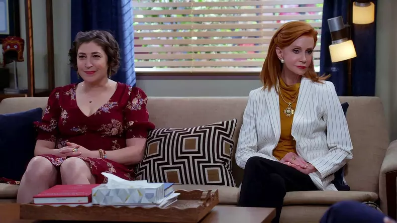 Mayim Bialik starring in her new TV show "Call Me Kat"