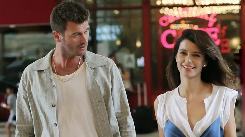 Kıvanç Tatlıtuğ și Beren Saat Last Call for Istanbul Netflix