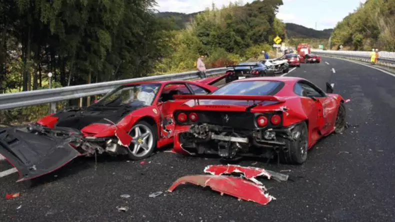 Un Mercedes, un Lamborghini și opt Ferrari