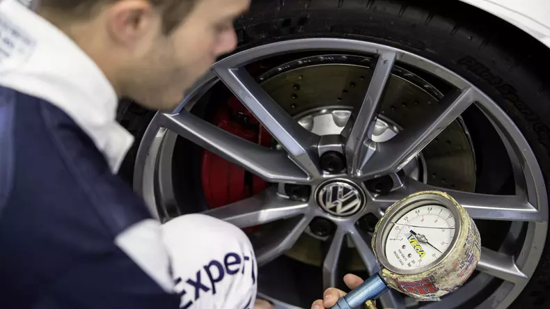 volkswagen-golf-gti-clubsport-s-13