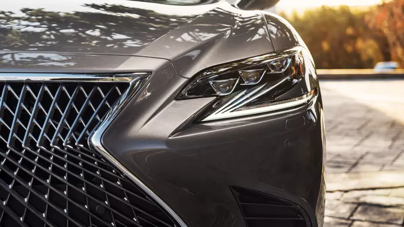 2017-lexus-ls-detroit-11