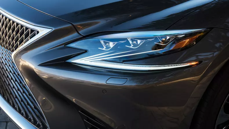 2017-lexus-ls-detroit-12