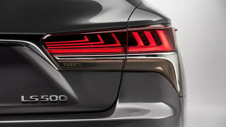 2017-lexus-ls-detroit-13