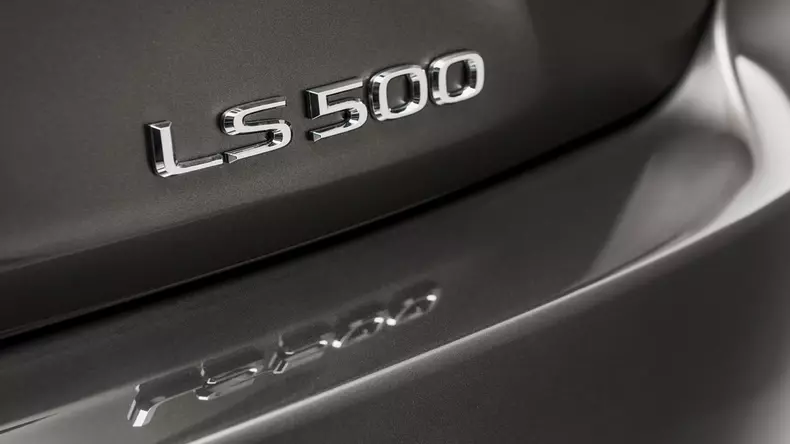 2017-lexus-ls-detroit-14