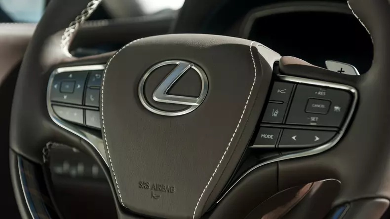 2017-lexus-ls-detroit-19