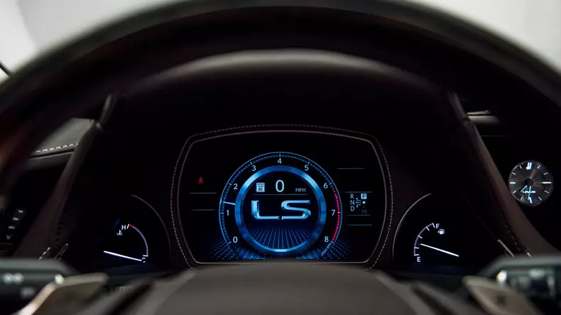 2017-lexus-ls-detroit-21