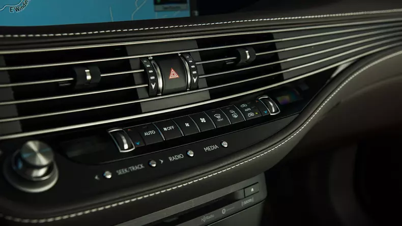 2017-lexus-ls-detroit-25