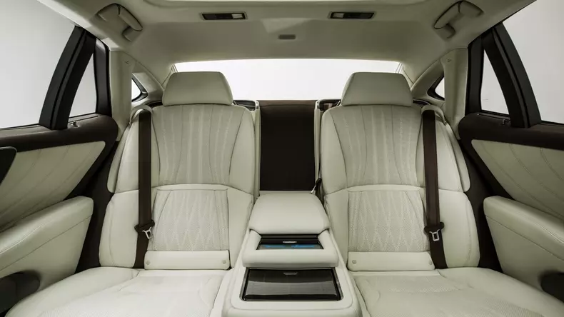 2017-lexus-ls-detroit-29