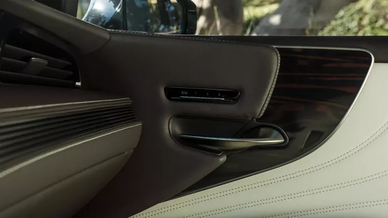 2017-lexus-ls-detroit-30