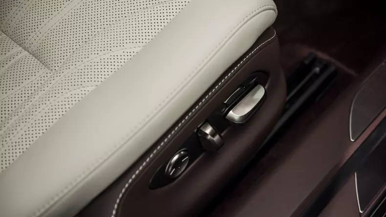 2017-lexus-ls-detroit-31