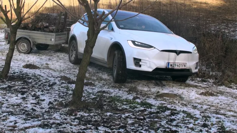 Tesla-Model-X-offroad-with-trailer