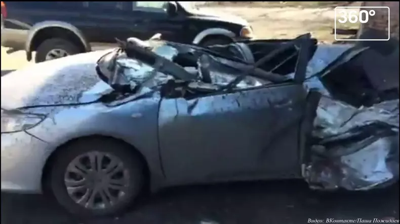 -колесо-от-БелАЗа-расплющило-легковушку-в-Кузбассе