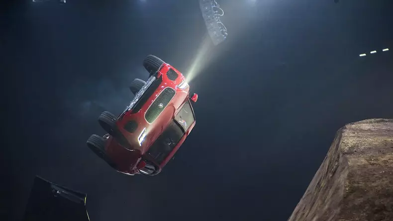 New-Jaguar-E-PACE-GUINNESS-WORLD-RECORDS™-Barrel-Roll