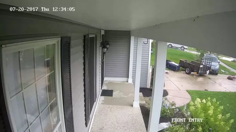 Possible-New-York-Tornado-Lifts-Car