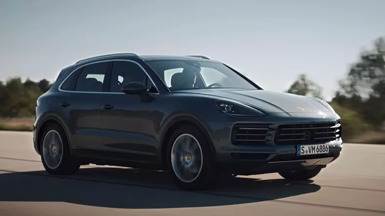 The-new-Porsche-Cayenne-in-motion.