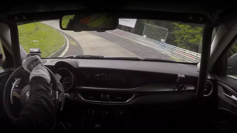 Alfa-Romeo-Stelvio-Quadrifoglio-New-Record-at-Nürburgring