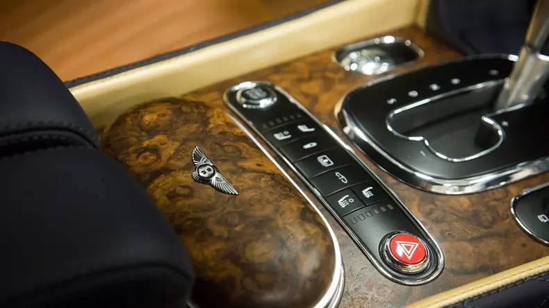 bentleys-open-pore-walnut-veneer (3)