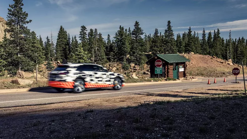 audi-e-tron-prototype-at-pikes-peak (7)