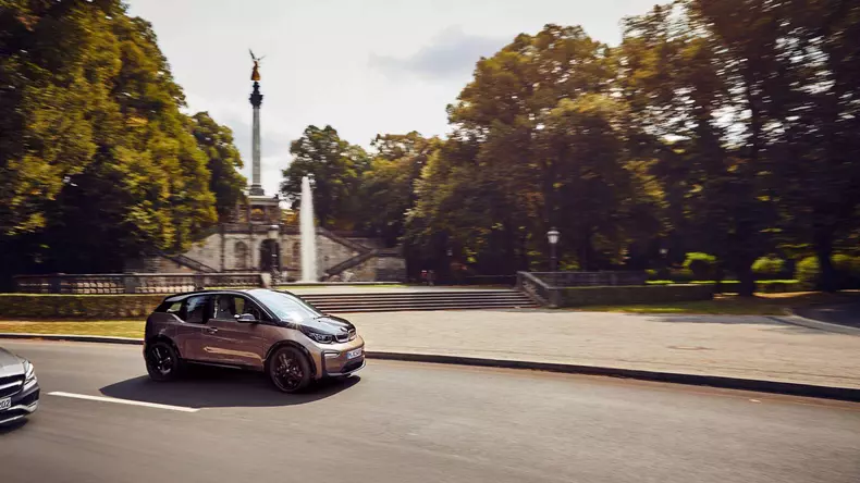 BMW i30 primeste o baterie mai mare 01