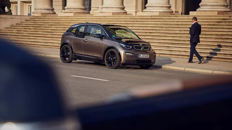 BMW i30 primeste o baterie mai mare 38