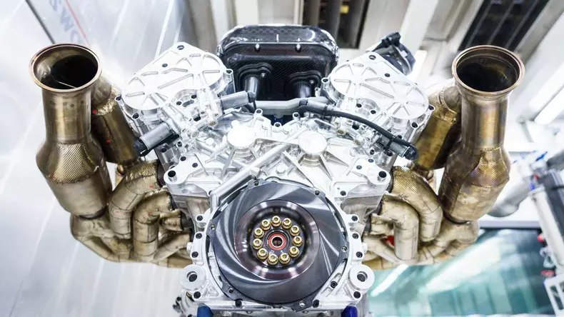 Motor Aston Martin Valkyrie 11