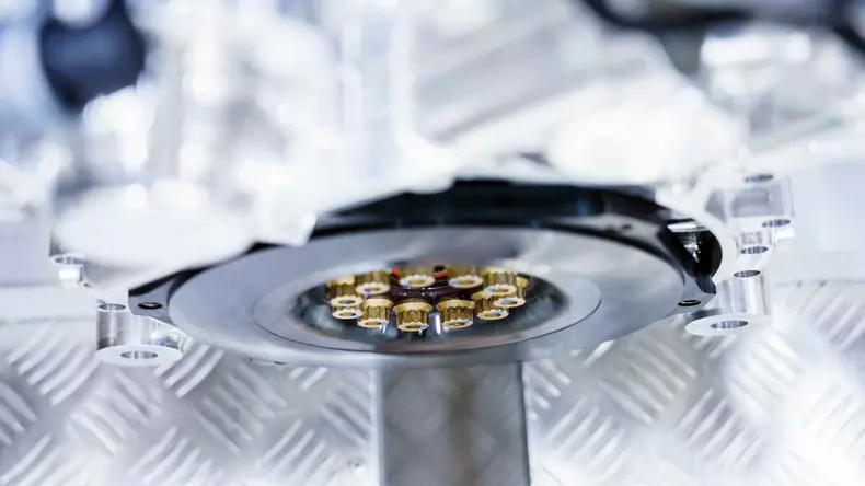 Motor Aston Martin Valkyrie 4