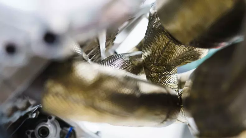 aston-martin-valkyrie-s-cosworth-v12-engine (7)