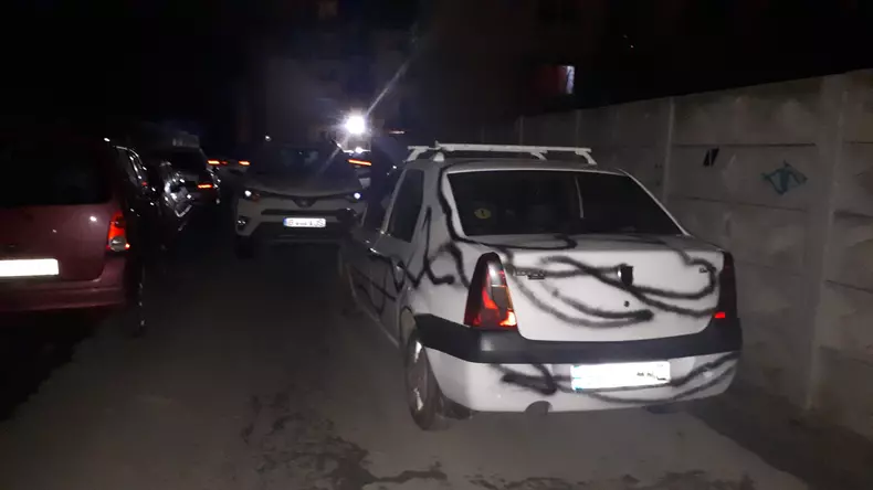 I-a vandalizat mașina unui începător, pentru că bloca accesul într-o parcare
