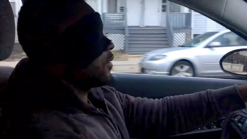 Provocare periculoasă: lumea conduce legată la ochi, ca în filmul Bird Box