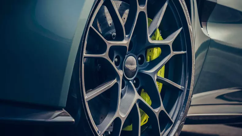 aston martin vantage amr 10