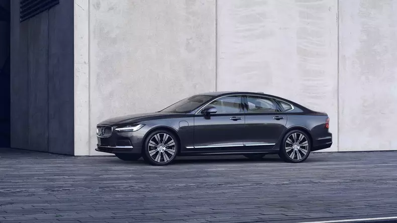 The refreshed Volvo S90 Recharge T8 plug-in hybrid in Platinum Grey