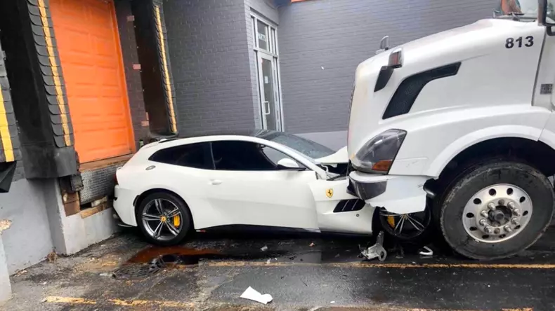 ferrari-gtc4lusso-tir-volvo-accident-1