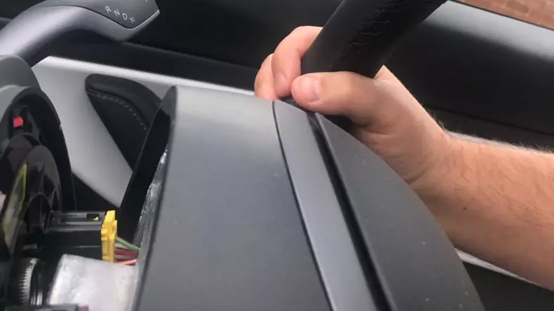 tesla-model-3-defectiune-volan-3