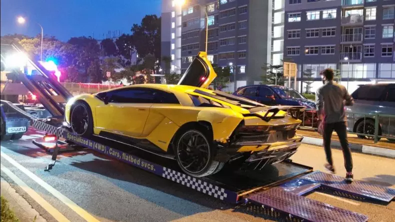 accident 2x lamborghini aventador 4