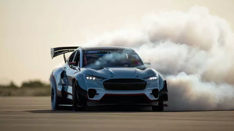 ford-mustang-mach-e-1400-sliding-smoke