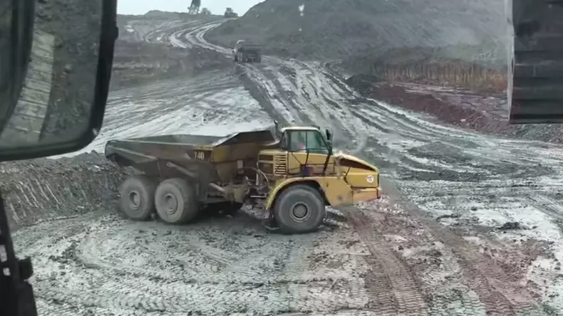 Drift cu camionul de mina Caterpillar 740