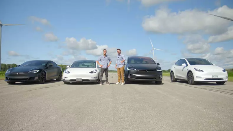 Drag Race Tesla Model S, Model 3, Model X, Model Y