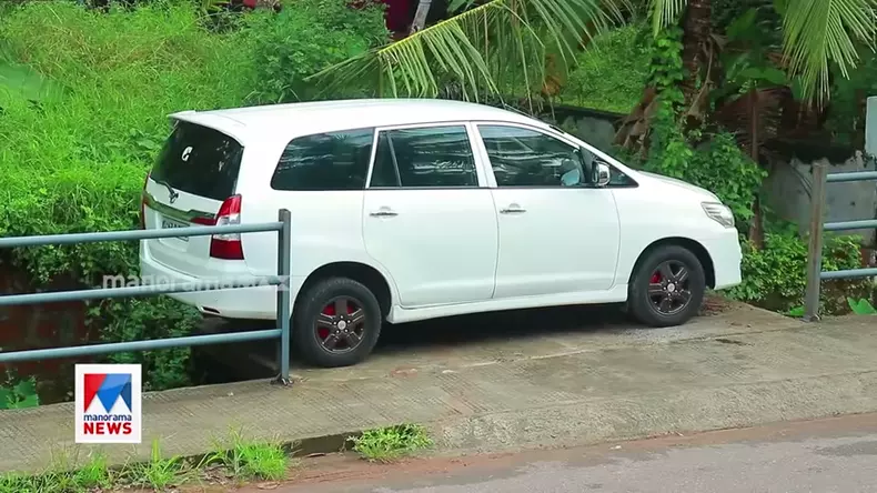 Parcare laterala efectuata de un sofer profesionist din India