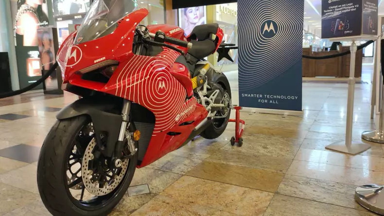 Premiu – Motocicleta Ducati Panigale V2