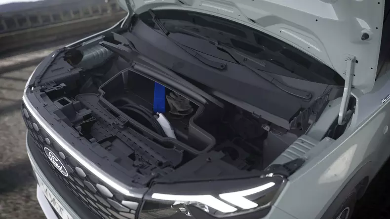 Ford E-Tourneo Courier 002